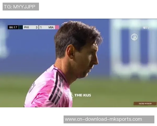 梅西怒斥裁判任意球争议现场频繁摆球与手势互动引发热议