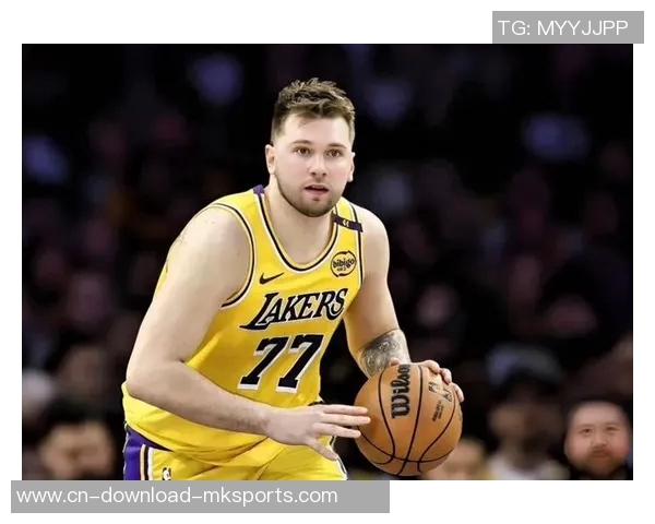 东契奇轻松战胜雷迪克玩匹克球引发笑声让他气坏了真是太有趣了