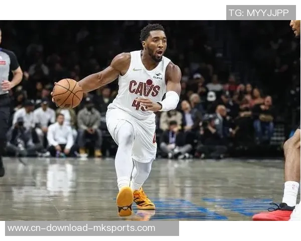 米切尔半场表现平平仅得13分3助攻失误和犯规影响发挥